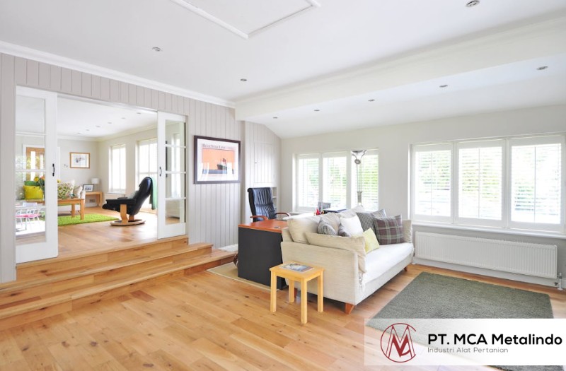 Petani Menggunakan Cangkul