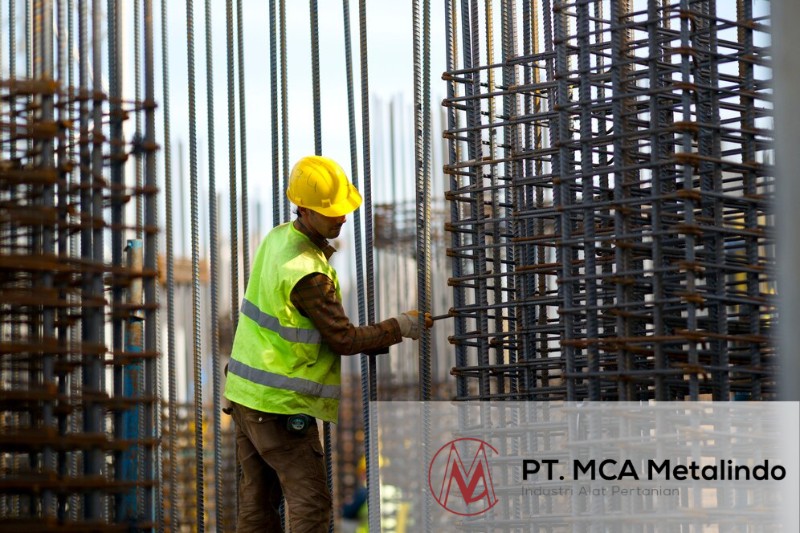 Petani Menggunakan Cangkul